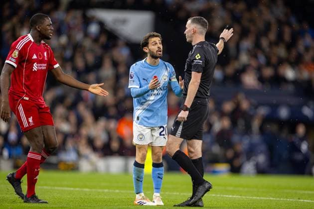 Football - FA Premier League - Manchester City FC v Liverpool FC MANCHESTER, ENGLAND - Sunday, November 9, 2025: Manchester City s captain Bernardo Silva pleads for a penalty but referee Chris Kavanagh awards a free kick to Liverpool following a foul on Liverpool s Ibrahima KonatÃ during the FA Premier League match between Manchester City FC and Liverpool FC at the City of Manchester Stadium. (Photo by David Rawcliffe Propaganda) MANCHESTER City of Manchester Stadium GREATER MANCHESTER ENGLAND  Copyright: xDavidxRawcliffex P2025-11-09-Man_City_Liverpool-40