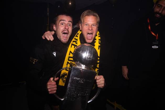 251109 Mjällbys Jesper Gustavsson cheers with Lennart Johanssons trophy after the football match in the Allsvenskan between Mjällby and Häcken on November 9, 2025 in Hällevik  Copyright: MATHILDAxSCHULER BB251109MA056