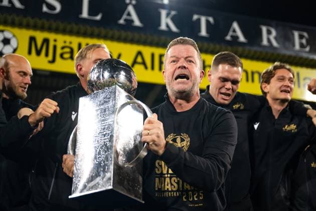 251109 Mjällbys coach Anders Torstensson cheers with Lennart Johanssons trophy after the football match in the Allsvenskan between Mjällby and Häcken on November 9, 2025 in Hällevik  Copyright: MATHILDAxSCHULER BB251109MA057