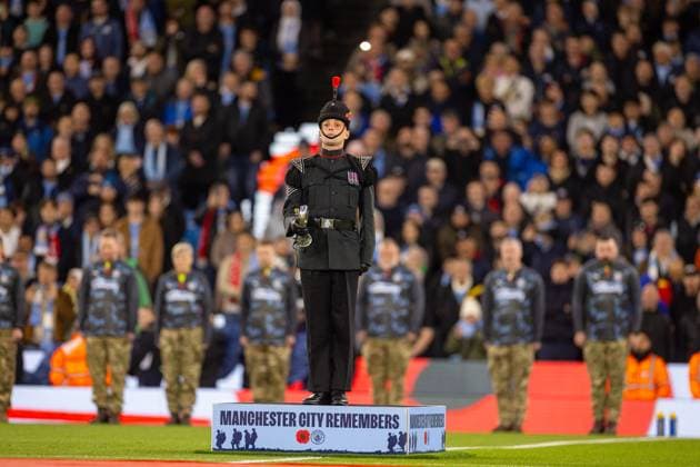 Football - FA Premier League - Manchester City FC v Liverpool FC MANCHESTER, ENGLAND - Sunday, November 9, 2025: A member of thr Armed Forces standing for Remembrance Sunday the FA Premier League match between Manchester City FC and Liverpool FC at the City of Manchester Stadium. (Photo by David Rawcliffe Propaganda) MANCHESTER City of Manchester Stadium GREATER MANCHESTER ENGLAND  Copyright: xDavidxRawcliffex P2025-11-09-Man_City_Liverpool-43