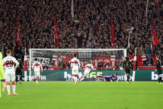 09 11 2025, xrekx, Soccer 1 Bundesliga, VfB Stuttgart FC Augsburg v l Penalty kick to 1 1 by Maximilian Mittelstädt Mittelstaedt VfB Stuttgart Finn Dahmen FC Augsburg DFL DFB REGULATIONS PROHIBIT ANY USE OF PHOTOGRAPHS as IMAGE SEQUENCES and or QUASI VIDEO Stuttgart