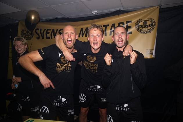 251109 Mjällbys players cheer after the football match in Allsvenskan between Mjällby and Häcken on November 9, 2025 in Hällevik  Copyright: MATHILDAxSCHULER BB251109MA062