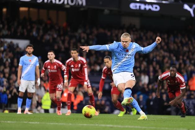 Manchester City gegen Liverpool 09. November 2025 Manchester Premier League Fußball Manchester City gegen Liverpool Erling Haaland von Manchester City schießt einen Elfmeter, der pariert wurde Foto von Simon Stacpoole Manchester UK  Copyright: xSimonxStacpoolexOffside