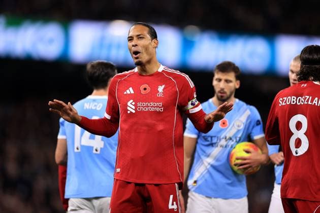 Manchester City gegen Liverpool 09. November 2025 Manchester Premier League Fußball Manchester City gegen Liverpool Virgil van Dijk von Liverpool beschwert sich über die Vergabe eines Elfmeters an Manchester City Foto von Simon Stacpoole Manchester UK  Copyright: xSimonxStacpoolexOffside