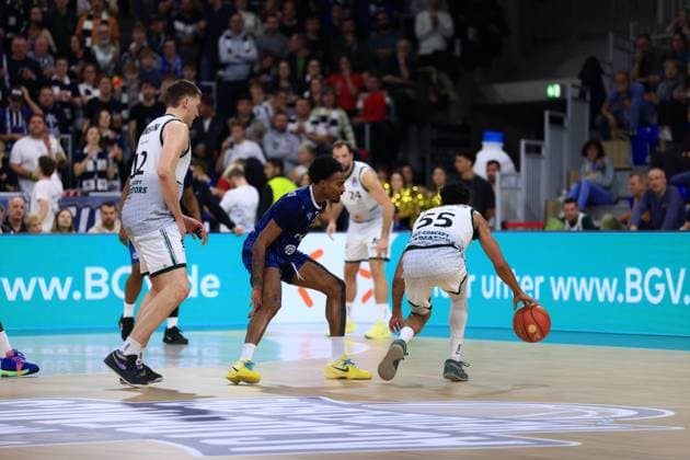 Eli Brooks 55 Gladiators Trier dribbles the ball while Michael Weathers 20 MLP Academics Heidelberg is in defensive position easyCredit BBL MLP Academics Heidelberg - Gladiators Trier 09 11 2025 at SNP Dome, Heidelberg Eli Brooks 55 Gladiators Trier dribbles Copyright: xspeedshotx