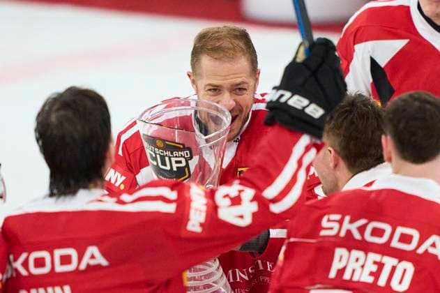 Team Germany with captain Moritz Müller, Mueller of Germany celebrate the win of the Cup after the match GERMANY - SLOVAKIA 3-0 DEB Ice hockey, Eishockey DEUTSCHLAND CUP in Landshut, Germany, November 9, 2025, Season 2025 2026.