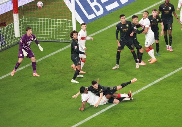 09 11 25 VfB Stuttgart FC Augsburg Germany, Stuttgart, 09 11 2025, Football, Bundesliga, Season 2025 2026, VfB Stuttgart FC Augsburg Kevin Schloterbeck Augsburg fouls Dan Axel Zagadu VFB, Penalty kick