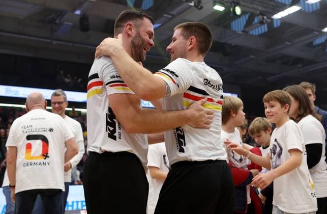 BAU 09 11 2025 Göppingen Artistic Cycling UCI Indoor Cycling World Championships 2025, f l Cycling World Champion Raphael Kopp and Bernd Mlady GER cheer