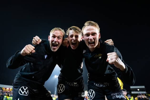 251109 Mjällbys Herman Johansson, Elliot Stroud and Alexander Johansson cheer after the football match in Allsvenskan between Mjällby and Häcken on November 9, 2025 in Hällevik  Copyright: MATHILDAxSCHULER BB251109MA068