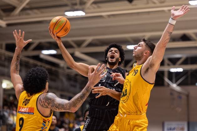 Bozic Estriche Kirchheim Knights Tigers Tuebingen, Herren, 2 Bundesliga, Barmer 2 Basketball Bundesliga, pro A, 8 Spieltag, Spielzeit 2025 2026, 09 11 2025 Silas Oriane Tigers Tuebingen, 07 beim Korbabschluss gegen Tylan Pope Bozic Estriche Kirchheim Knights, 09 und Aeneas Jung Bozic Estriche Kirchheim Knights, 19