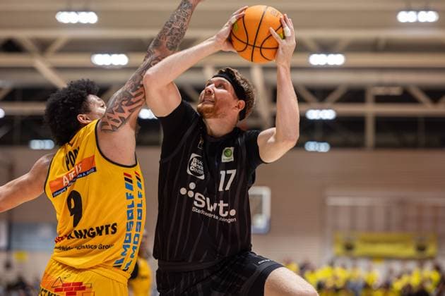 Bozic Estriche Kirchheim Knights Tigers Tuebingen, Herren, 2 Bundesliga, Barmer 2 Basketball Bundesliga, pro A, 8 Spieltag, Spielzeit 2025 2026, 09 11 2025 Lukas Milner Tigers Tuebingen, 17 beim Abschluss unter dem Korb gegen Tylan Pope Bozic Estriche Kirchheim Knights, 09