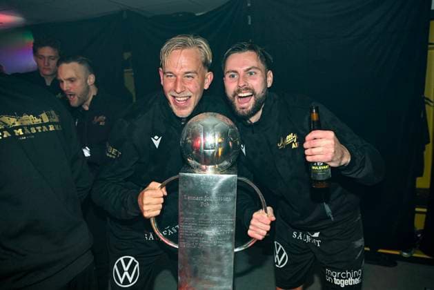 HÄLLEVIK, SWEDEN 20251109 Mjällbys Herman Johansson and Axel Norén with the SM trophy in the locker room after Sundays football match in the last round of the Allsvenskan between Mjällby AIF and BK Häcken at Strandvallen HÄLLEVIK SWEDEN x50090x  Copyright: xJohanxNilsson TTx ALLSVENSKAN MJÄLLBY-HÄCKEN