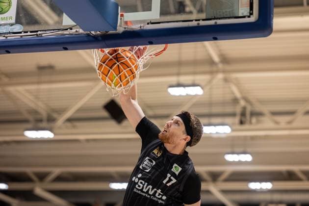 Bozic Estriche Kirchheim Knights Tigers Tuebingen, Herren, 2 Bundesliga, Barmer 2 Basketball Bundesliga, pro A, 8 Spieltag, Spielzeit 2025 2026, 09 11 2025 Lukas Milner Tigers Tuebingen, 17 beim Dunking