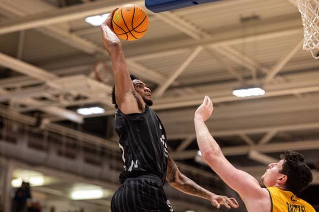 Bozic Estriche Kirchheim Knights Tigers Tuebingen, Herren, 2 Bundesliga, Barmer 2 Basketball Bundesliga, pro A, 8 Spieltag, Spielzeit 2025 2026, 09 11 2025 Bernard Pelote Tigers Tuebingen, 01 beim Dunking über Nicolas Bretzel Bozic Estriche Kirchheim Knights, 21