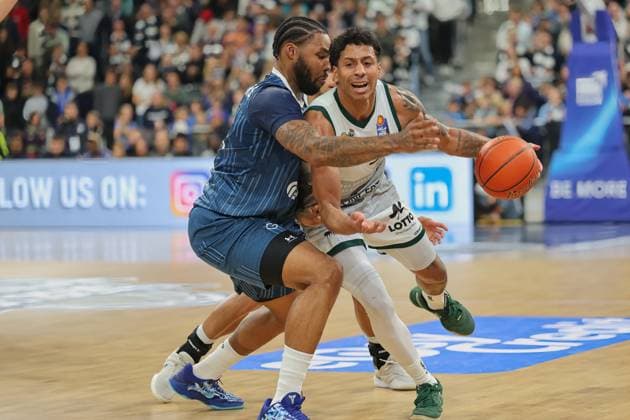 v li in duel, Marcus Werthers MLP Academics Heidelberg, 00 , Eli Brooks Vet Concept Gladiators Trier, 55 GER, MLP Academics Heidelberg vs Vet Concept Gladiators Trier, Basketball, easycredit Basketball Bundesliga, 7 Matchday, Season, 2025 2026, 09 11 2025 GER, MLP Academics Heidelberg vs Vet Concept Gladiators Trier, Basketball, easycredit Basketball Bundesliga, 7 Matchday, Season, 2025 2026, 09 11 2025 Heidelberg Copyright: xEibner-Pressefoto JoergxHirschx EP_JHH