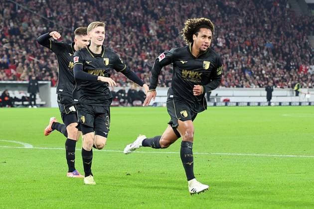 09 11 2025, xrekx, Fussball 1 Bundesliga, VfB Stuttgart FC Augsburg v l Torjubel nach dem Tor zum celebrating the goal celebrate 1 2 durch Han Noah Massengo FC Augsburg DFL DFB REGULATIONS PROHIBIT ANY USE OF PHOTOGRAPHS as IMAGE SEQUENCES and or QUASI VIDEO Stuttgart