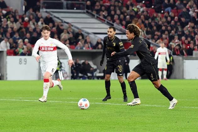 09 11 2025, xrekx, Soccer 1 Bundesliga, VfB Stuttgart FC Augsburg v l Goal kick to 1 2 by Han Noah Massengo FC Augsburg Angelo Stiller VfB Stuttgart DFL DFB REGULATIONS PROHIBIT ANY USE OF PHOTOGRAPHS as IMAGE SEQUENCES and or QUASI VIDEO Stuttgart