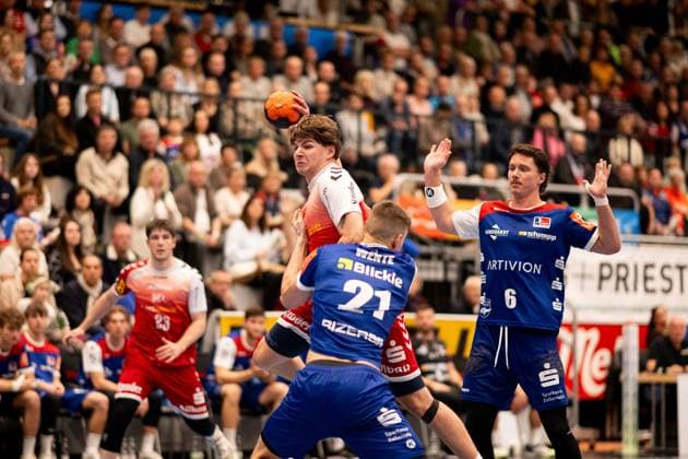 Valentin Willner TuSEM Essen, 05 , against Daniel Flad, HBW Balingen Weilstetten, 21 , HBW Balingen Weilstetten vs TuSEM Essen, Handball, 2 Bundesliga, Matchday 10, Season 2025 2026, 09 11 2025 Eibner Pressefoto Andreas Ulmer HBW Balingen Weilstetten vs TuSEM Essen, Handball, 2 Bundesliga, Matchday 10, Season 2025 2026, 09 11 2025 Balingen Copyright: xEibner-Pressefoto AndreasxUlmerx EP_AUR