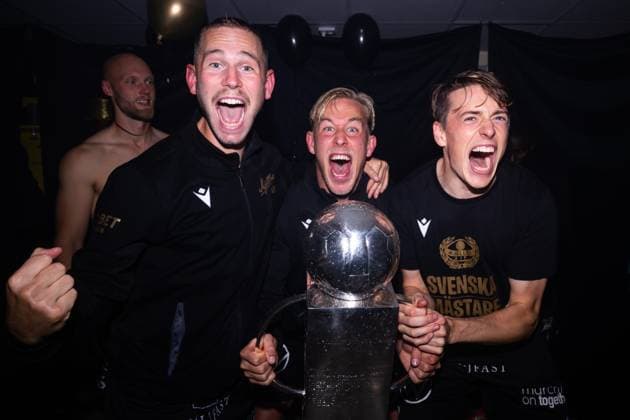 251109 Mjällbys Herman Johansson cheers with Lennart Johanssons trophy after the football match in Allsvenskan between Mjällby and Häcken on November 9, 2025 in Hällevik  Copyright: MATHILDAxSCHULER BB251109MA074
