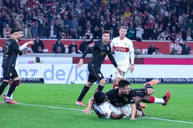 Keven Schlotterbeck 31 FC Augsburg fouls Lorenz Assignon 22 VfB Stuttgart , resulting in a penalty kick for Stuttgart, VfB Stuttgart vs FC Augsburg, Football, Men, DFL, Bundesliga, Season 2025 2026, MHP Arena, Matchday 10, 09 11 2025 Stuttgart Baden Wuerttemberg Germany Copyright: xkolbert-press MartinxAgüerax