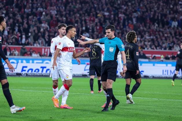 Referee Referee Harm Osmers checks whether there was a penalty kick, VfB Stuttgart vs FC Augsburg, Football, Men, DFL, Bundesliga, Season 2025 2026, MHP Arena, Matchday 10, 09 11 2025 Stuttgart Baden Wuerttemberg Germany Copyright: xkolbert-press MartinxAgüerax