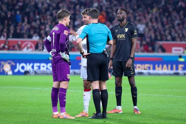 Referee Harm Osmers in conversation Finn Dahmen 1 FC Augsburg and Atakan Karazor 16 VfB Stuttgart with Chrislain Matsima 5 FC Augsburg , VfB Stuttgart vs FC Augsburg, Football, Men, DFL, Bundesliga, Season 2025 2026, MHP Arena, Matchday 10, 09 11 2025 Stuttgart Baden Wuerttemberg Germany Copyright: xkolbert-press MartinxAgüerax