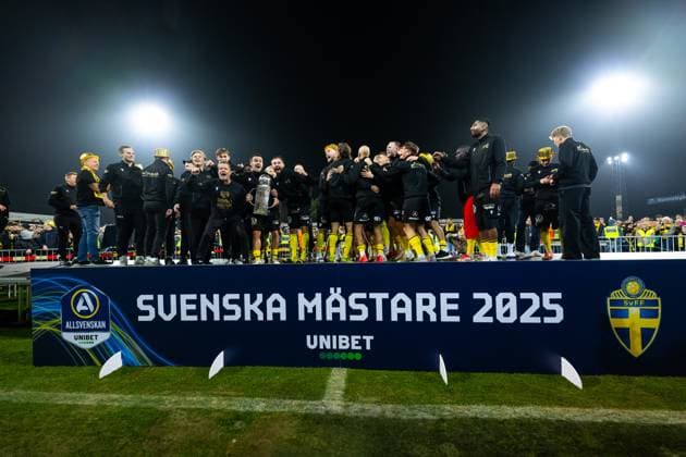 251109 Mjällbys players cheer with Lennart Johanssons trophy after the football match in Allsvenskan between Mjällby and Häcken on November 9, 2025 in Hällevik  Copyright: MATHILDAxSCHULER BB251109MA072