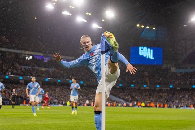 Football - FA Premier League - Manchester City FC v Liverpool FC MANCHESTER, ENGLAND - Manchester City s Erling Haaland celebrates by kicking the corner after scoring the first goal during the FA Premier League match between Manchester City FC and Liverpool FC at the City of Manchester Stadium. (Photo by David Rawcliffe Propaganda) MANCHESTER City of Manchester Stadium GREATER MANCHESTER ENGLAND  Copyright: xDavidxRawcliffex P2025-11-09-Man_City_Liverpool-52