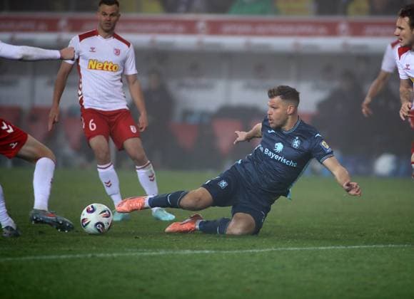 Football, Men, 3 Liga, Season 2025 2026, SSV Jahn Regensburg TSV 1860 Munich, Jahnstadion Florian Niederlechner TSV 1860 Munich slides into a ball