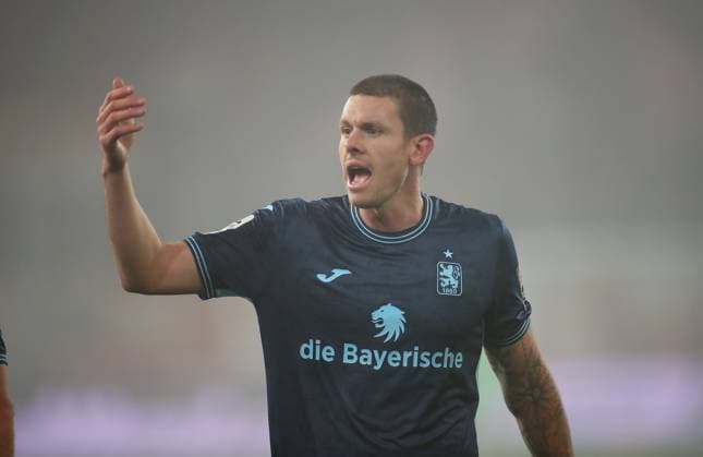 Football, Men, 3 Liga, Season 2025 2026, SSV Jahn Regensburg TSV 1860 Munich, Jahnstadion Max Reinthaler TSV 1860 Munich upset, raises right arm, shouting