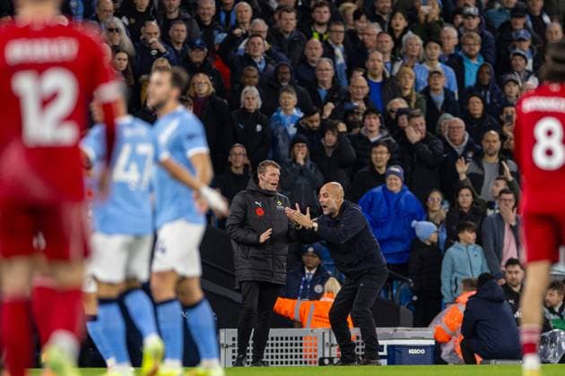 Football - FA Premier League - Manchester City FC v Liverpool FC MANCHESTER, ENGLAND - Sunday, November 9, 2025: Manchester City s head coach Josep Pep Guardiola (R) protests to fourth official Sam Barrott during the FA Premier League match between Manchester City FC and Liverpool FC at the City of Manchester Stadium. (Photo by David Rawcliffe Propaganda) MANCHESTER City of Manchester Stadium GREATER MANCHESTER ENGLAND  Copyright: xDavidxRawcliffex P2025-11-09-Man_City_Liverpool-56