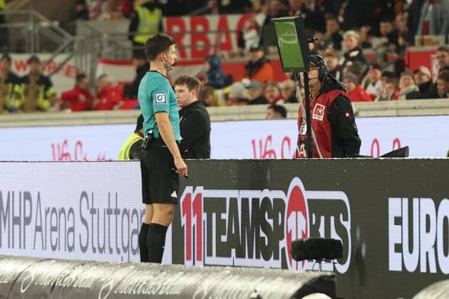 09 11 2025, xrekx, Soccer 1 Bundesliga, VfB Stuttgart FC Augsburg v l VAR Penalty kick Penalty kick Referee Referee Harm Osmers DFL DFB REGULATIONS PROHIBIT ANY USE OF PHOTOGRAPHS as IMAGE SEQUENCES and or QUASI VIDEO Stuttgart