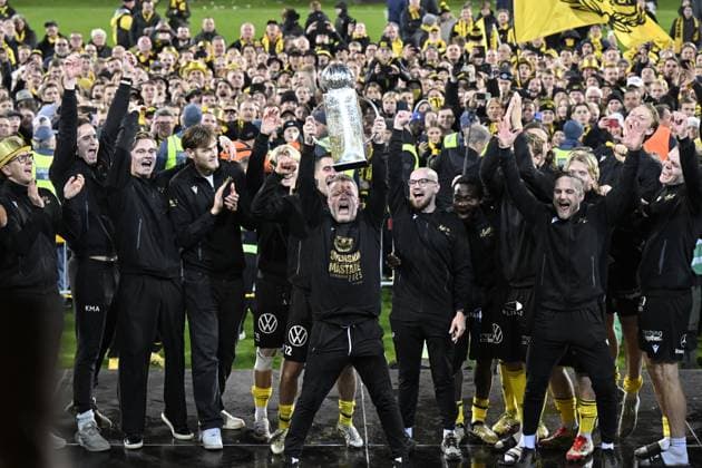 HÄLLEVIK , SVERIGE 20251109 Mjällbys tränare Anders Torstensson lyfter SM-pokalen efter söndagens fotbollsmatch i allsvenskans sista omgang mellan Mjällby AIF och BK Häcken pa Strandvallen. HÄLLEVIK SVERIGE x50090x *** HÄLLEVIK , SWEDEN 20251109 Mjällbys coach Anders Torstensson lifts the SM trophy after Sundays football match in the last round of the Allsvenskan between Mjällby AIF and BK Häcken at Strandvallen HÄLLEVIK SWEDEN x50090x  Copyright: xJohanxNilsson TTx ALLSVENSKAN MJÄLLBY-HÄCKEN