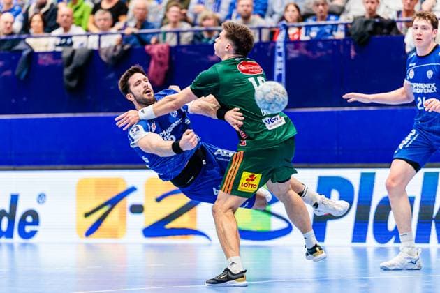 v l Tim Suton TBV Lemgo Lippe, 23 , Renars Uscins TSV Hannover Burgdorf, 10 GER, TBV Lemgo Lippe vs TSV Hannover Burgdorf, Handball, 1 Bundesliga, Matchday 11, Season 2025 2026, 09 11 2025 GER, TBV Lemgo Lippe vs TSV Hannover Burgdorf, Handball, 1 Bundesliga, Matchday 11, Season 2025 2026, 09 11 2025 Lemgo Copyright: xEibner-Pressefoto JanxRollingerx EP_JSK