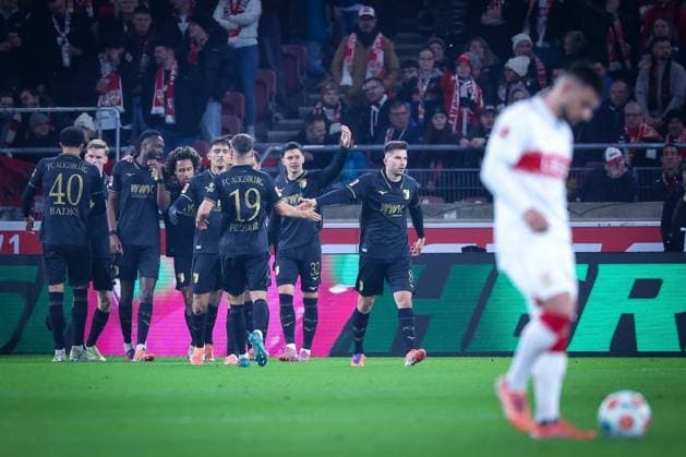 Team FC Ausgburg celebrating after the 1 2 goal by Han Noah Massengo 4 FC Augsburg , Deniz Undav 26 VfB Stuttgart , in front, is frustrated, VfB Stuttgart vs FC Augsburg, Football, Men, DFL, Bundesliga, Season 2025 2026, MHP Arena, 10 Matchday, 09 11 2025 Stuttgart Baden Wuerttemberg Germany Copyright: xkolbert-press MartinxAgüerax