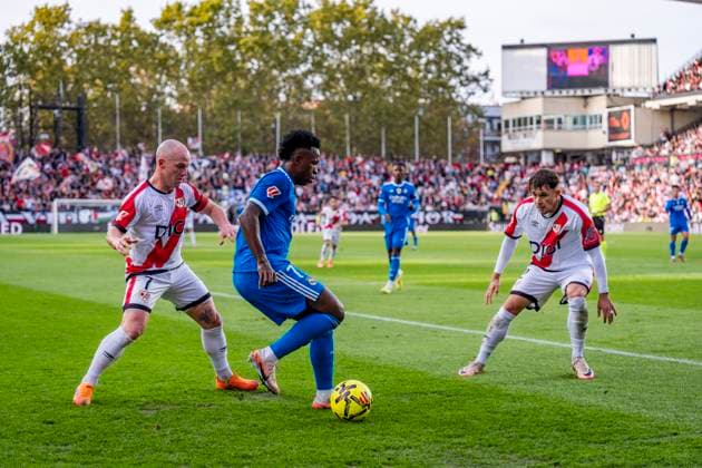 Rayo Vallecano vs Real Madrid - LaLiga EA Sports Vinicius Junior of Real Madrid (C) is in action with the ball defended by Isi Palazon (L) and Andrei Ratiu (R) of Rayo Vallecano during the LaLiga EA Sports football match between Rayo Vallecano and Real Madrid at Estadio Vallecas on November 09, 2025 in Madrid, Spain. Madrid Estadio Vallecas Madrid Spain Copyright: xAlbertoxGardinx AGardin_20251109_Foot_Liga_Rayo_ReaMad_0076