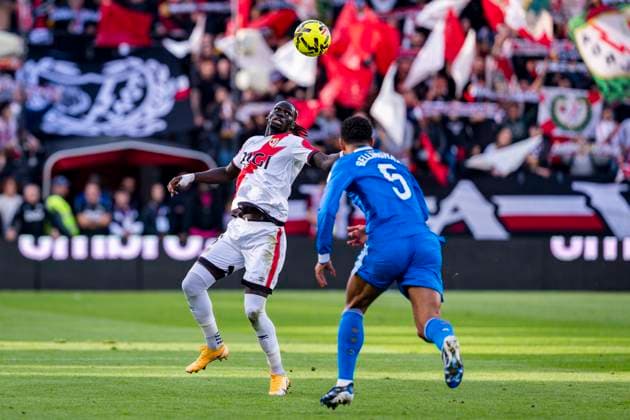 Rayo Vallecano vs Real Madrid - LaLiga EA Sports Pathe Ciss of Rayo Vallecano (L) heads the ball against Jude Bellingham of Real Madrid (R) during the LaLiga EA Sports football match between Rayo Vallecano and Real Madrid at Estadio Vallecas on November 09, 2025 in Madrid, Spain. Madrid Estadio Vallecas Madrid Spain Copyright: xAlbertoxGardinx AGardin_20251109_Foot_Liga_Rayo_ReaMad_0207