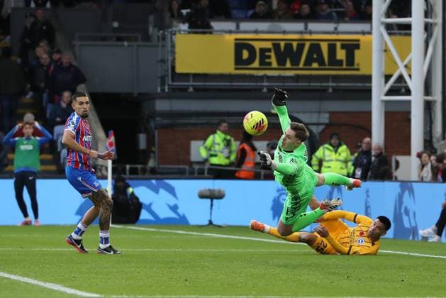 9th November 2025; Selhurst Park, Selhurst, London, England; Premier League Football, Crystal Palace versus Brighton and Hove Albion; goalkeeper Dean Henderson of Crystal Palace makes a diving save  KatiexChan