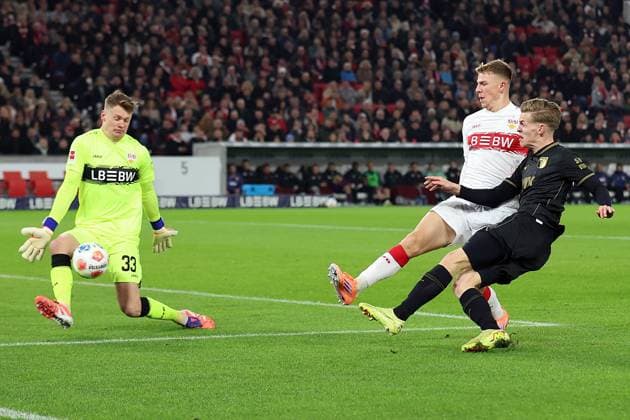 09 11 2025, xrekx, Soccer 1 Bundesliga, VfB Stuttgart FC Augsburg v l Alexander Nübel Nuebel VfB Stuttgart Finn Jeltsch VfB Stuttgart Anton Kade FC Augsburg DFL DFB REGULATIONS PROHIBIT ANY USE OF PHOTOGRAPHS as IMAGE SEQUENCES and or QUASI VIDEO Stuttgart
