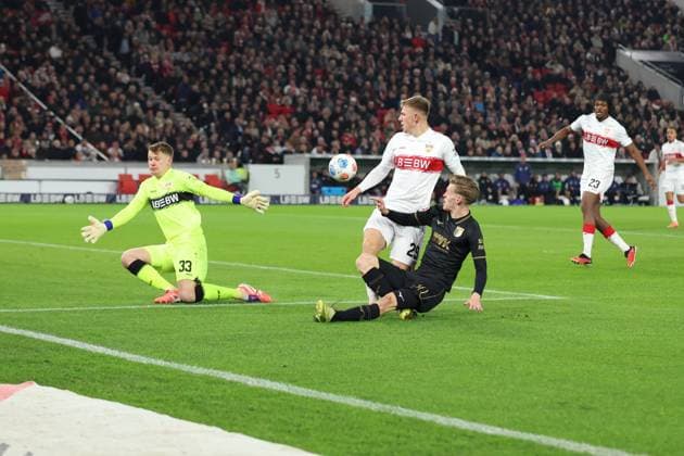 09 11 2025, xrekx, Soccer 1 Bundesliga, VfB Stuttgart FC Augsburg v l Alexander Nübel Nuebel VfB Stuttgart Finn Jeltsch VfB Stuttgart Anton Kade FC Augsburg DFL DFB REGULATIONS PROHIBIT ANY USE OF PHOTOGRAPHS as IMAGE SEQUENCES and or QUASI VIDEO Stuttgart