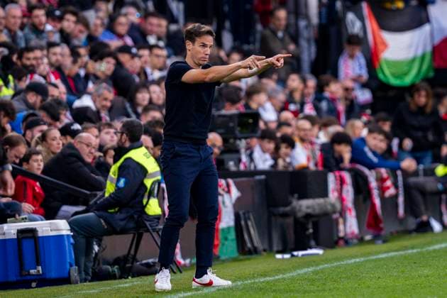 Rayo Vallecano vs Real Madrid - LaLiga EA Sports Inigo Perez, head coach of Rayo Vallecano, is seen giving indications to his players during the LaLiga EA Sports football match between Rayo Vallecano and Real Madrid at Estadio Vallecas on November 09, 2025 in Madrid, Spain. Madrid Estadio Vallecas Madrid Spain Copyright: xAlbertoxGardinx AGardin_20251109_Foot_Liga_Rayo_ReaMad_0292