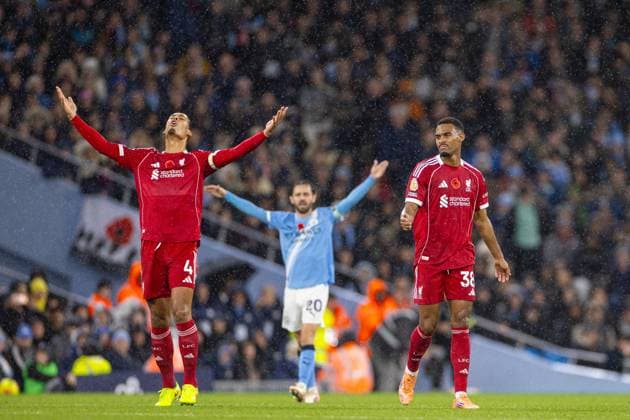 Football - FA Premier League - Manchester City FC v Liverpool FC MANCHESTER, ENGLAND - Sunday, November 9, 2025: Liverpool s captain Virgil van Dijk and Ryan Gravenberch (R) react during the FA Premier League match between Manchester City FC and Liverpool FC at the City of Manchester Stadium. (Photo by David Rawcliffe Propaganda) MANCHESTER City of Manchester Stadium GREATER MANCHESTER ENGLAND  Copyright: xDavidxRawcliffex P2025-11-09-Man_City_Liverpool-60