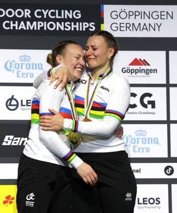 BAU 09 11 2025 Göppingen Artistic Cycling UCI Indoor Cycling World Championships 2025, womens 2-man world champions, from left Henny Kirst GER and Antonia Bärk GER are happy at the award ceremony