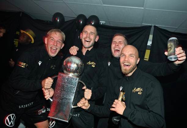 HÄLLEVIK , SWEDEN 20251109 Mjällbys Herman Johansson, Adam Petersson, Jacob Bergström and Viktor Gustafsson celebrate with the Swedish Championship trophy in the locker room after Sundays football match in the final round of the Allsvenskan between Mjällby AIF and BK Häcken at Strandvallen HÄLLEVIK SWEDEN x50090x  Copyright: xJohanxNilsson TTx ALLSVENSKAN MJÄLLBY-HÄCKEN