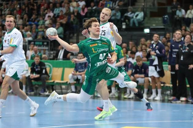 Handball DAIKIN HBL, SC DHfK Leipzig Füchse Berlin 09 11 2025 Blaer Hinriksson 44, SC DHfK Leipzig throwing, Matthes Langhoff 25, Füchse Berlin can only look behind Handball, DAIKIN HBL, 1 Bundesliga, Saison 2025 2026, 11 Spieltag SC DHfK Leipzig vs Füchse Berlin am 09 11 2025 in der Quarterback Immobilien Arena Leipzig Copyright: xBEAUTIFULxSPORTS JanxKaeferx
