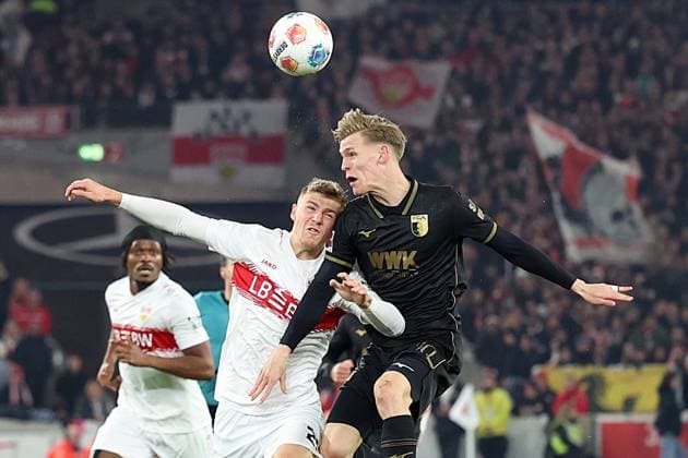 09 11 2025, xrekx, Fussball 1 Bundesliga, VfB Stuttgart FC Augsburg v l Finn Jeltsch VfB Stuttgart Anton Kade FC Augsburg Zweikampf, Aktion, action, battle for the ball DFL DFB REGULATIONS PROHIBIT ANY USE OF PHOTOGRAPHS as IMAGE SEQUENCES and or QUASI VIDEO Stuttgart
