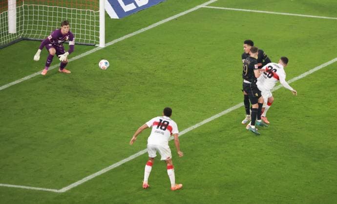 09 11 25 VfB Stuttgart FC Augsburg Germany, Stuttgart, 09 11 2025, Football, Bundesliga, Season 2025 2026, VfB Stuttgart FC Augsburg Nr 26 Deniz Undav 2 2 Header goal VFB, Goalkeeper Fin Dahmen Augsburg