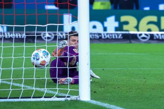 Finn Dahmen 1 FC Augsburg looks after the ball that hits in next to him for 1 1, VfB Stuttgart vs FC Augsburg, Football, Men, DFL, Bundesliga, Season 2025 2026, MHP Arena, Matchday 10, 09 11 2025 Stuttgart Baden Wuerttemberg Germany Copyright: xkolbert-press MartinxAgüerax