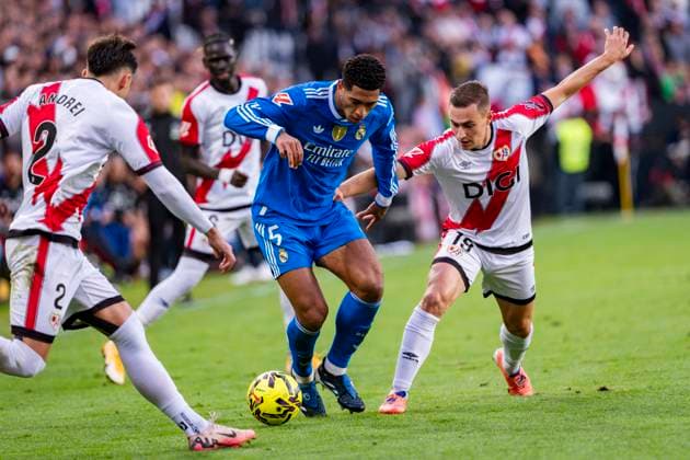 Rayo Vallecano vs Real Madrid - LaLiga EA Sports Jude Bellingham of Real Madrid (L) is in action with the ball defended by Jorge de Frutos of Rayo Vallecano (R) during the LaLiga EA Sports football match between Rayo Vallecano and Real Madrid at Estadio Vallecas on November 09, 2025 in Madrid, Spain. Madrid Estadio Vallecas Madrid Spain Copyright: xAlbertoxGardinx AGardin_20251109_Foot_Liga_Rayo_ReaMad_0324