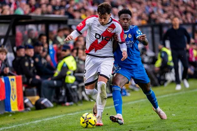 Rayo Vallecano vs Real Madrid - LaLiga EA Sports Andrei Ratiu of Rayo Vallecano (L) is in action with the ball defended by Vinicius Junior of Real Madrid (R) during the LaLiga EA Sports football match between Rayo Vallecano and Real Madrid at Estadio Vallecas on November 09, 2025 in Madrid, Spain. Madrid Estadio Vallecas Madrid Spain Copyright: xAlbertoxGardinx AGardin_20251109_Foot_Liga_Rayo_ReaMad_0383